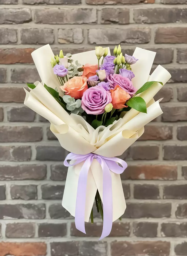 Букет цветов из: Лизиантусы и Розы в Толмачёво Новосибирская область