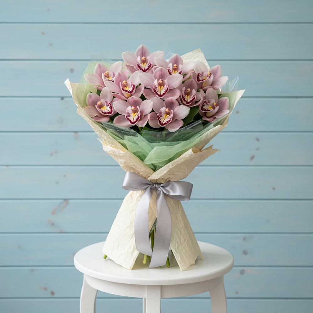 Букет цветов из: Орхидеи и Розы в Толмачёво Новосибирская область