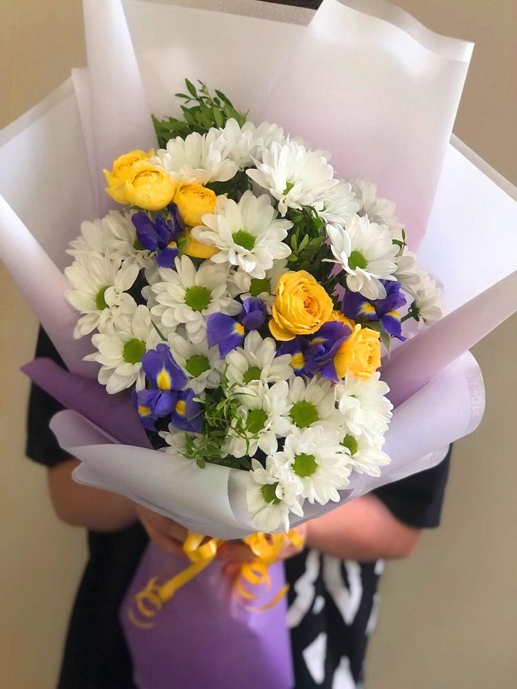 Букет цветов из: Ирисы, Хризантемы и Розы в Толмачёво Новосибирская область