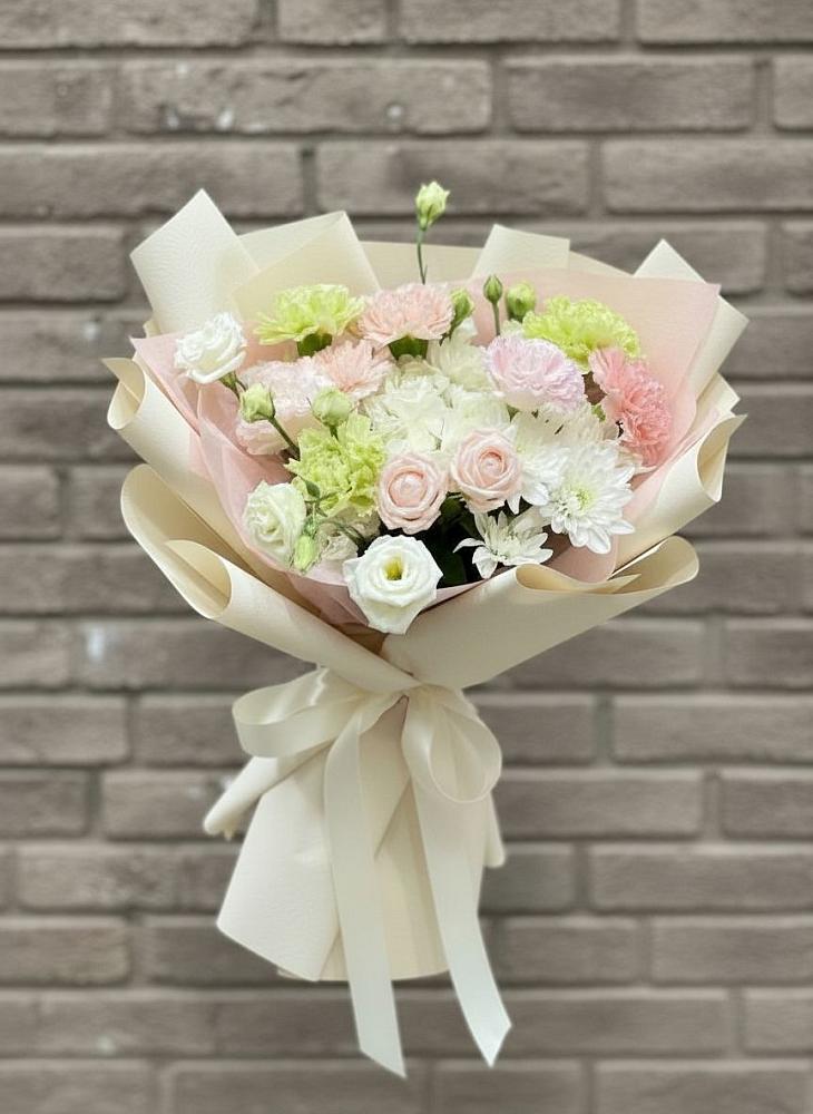 Букет цветов из: Гвоздики, Розы, Лизиантусы и Хризантемы в Толмачёво Новосибирская область