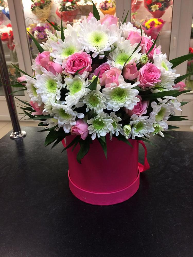 Цветочная композиция из Розы и Хризантемы в шляпной коробке в Толмачёво Новосибирская область