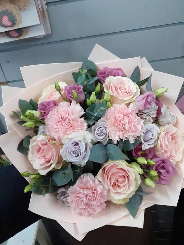 Букет цветов из: Розы, Гвоздики и Лизиантусы в Толмачёво Новосибирская область