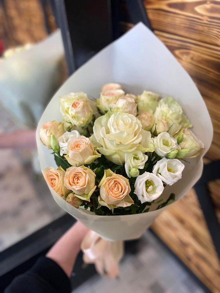 Букет цветов из: Розы и Лизиантусы в Толмачёво Новосибирская область